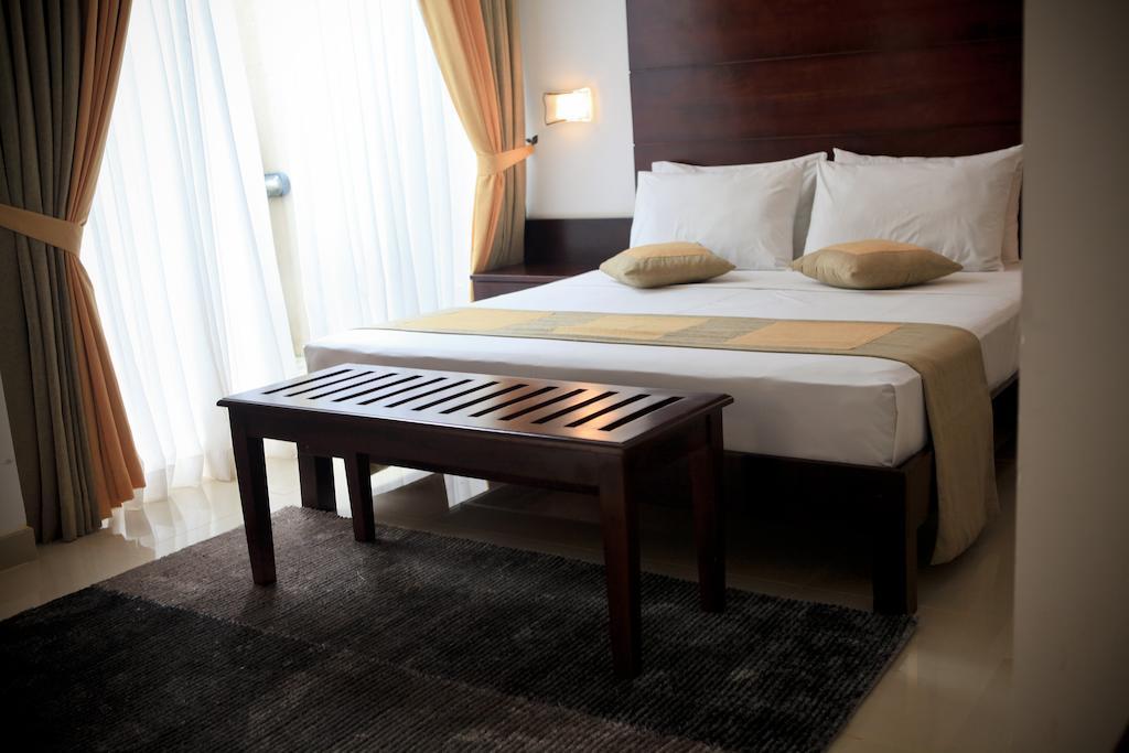 Lavendish Okrin Hotel كاتاراغاما الغرفة الصورة
