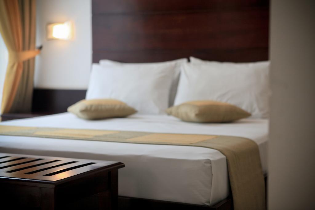 Lavendish Okrin Hotel كاتاراغاما الغرفة الصورة